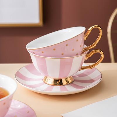 Nordischer Stil Einfache Rosa Keramiktasse mit Untertasse Kaffeetassen Goldrand Nachmittagstee Tassenset Haushaltsgeschirr