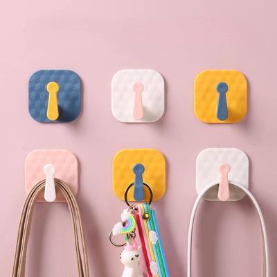 2 Stück Steckdosenhaken Kunststoff Nichtmarkierend Superklebehaken Haken ohne Nägel Handtuchbeutel Regal Badezimmeraufbewahrung Zubehör Küchenzubehör