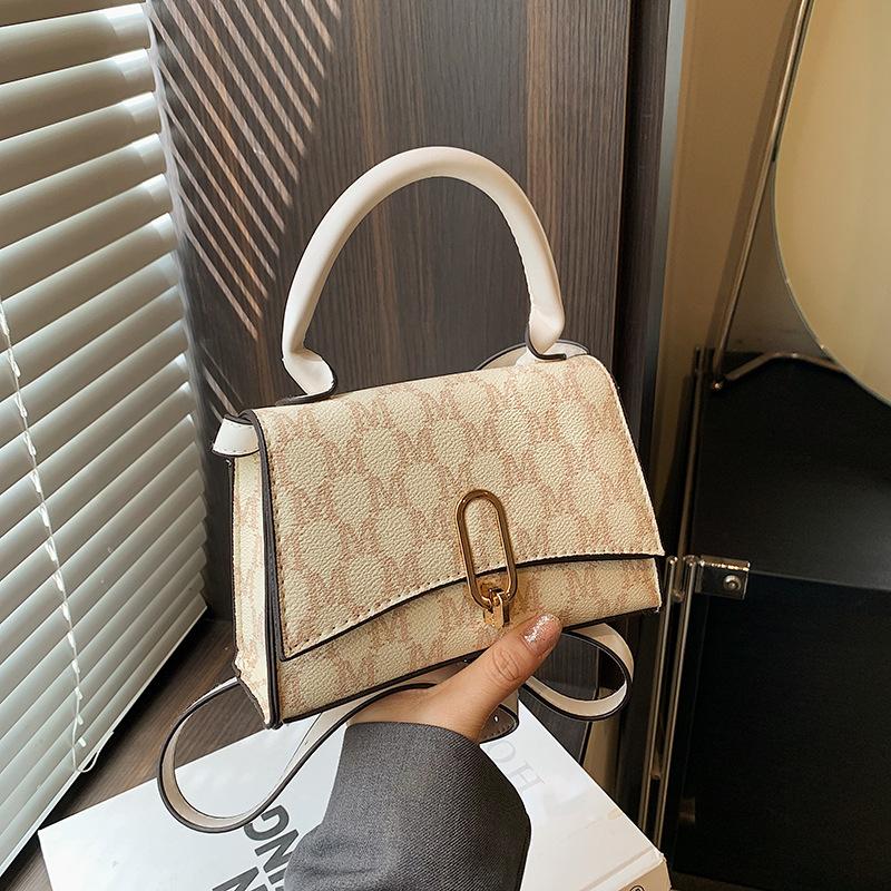 

Повседневная сумка, женская сумка-мессенджер 2024 года, новая модная иностранная сумка, популярная маленькая квадратная сумка через плечо в этом году