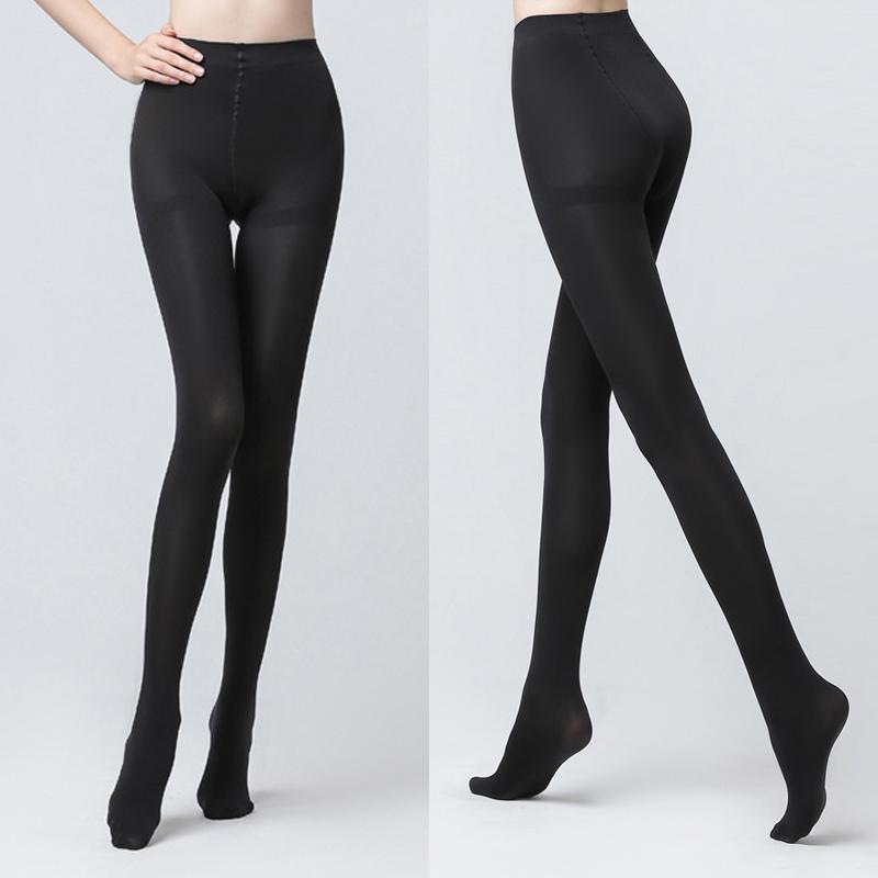 Әдемі әйел минет жасайды. Көйлек киген томпақ әйелді былдырлаған