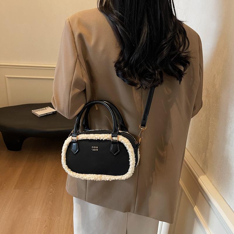 Frosted Retro Bag Women's 2025 New Fashion Niche Design Messenger Bag Plush Portable Pillow Bag