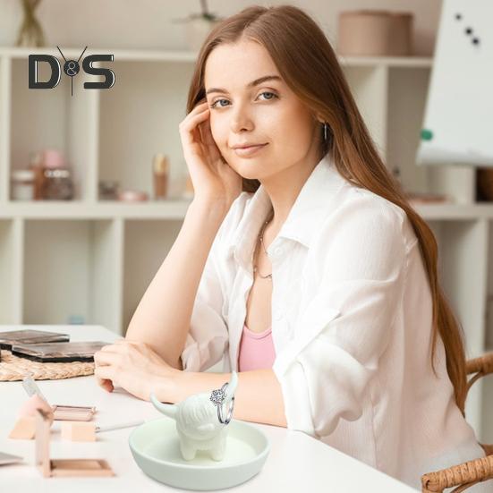 Highland Cow Ring Holder Mini Highland Cow Ring Dish Plastic Cattle Statue Jewelry Stand for Wedding Anniversary Bridal Engagement Gift