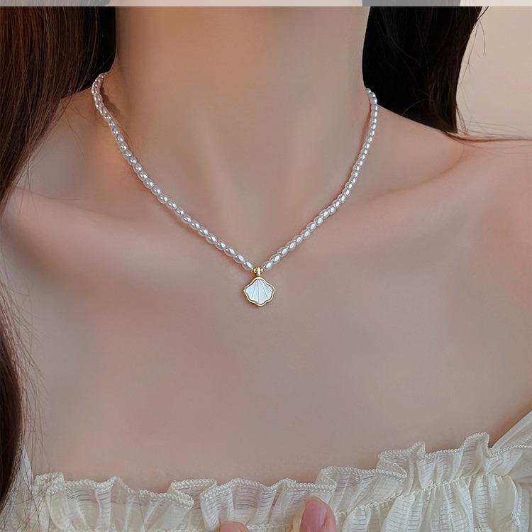 

Imitation mother-of-pearl necklace Women s versatile exquisite shell pendant Collarbone chain New niche design pearl neck
