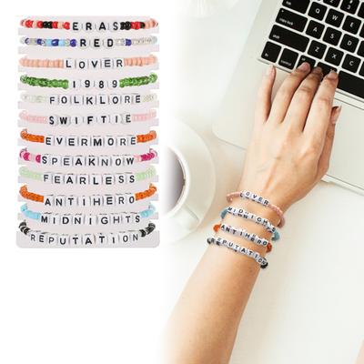 Singer elastisches Armband, Buchstaben-Druck, Boho-Tonperlen-Armband, böhmisches Layering-Strand-Armband