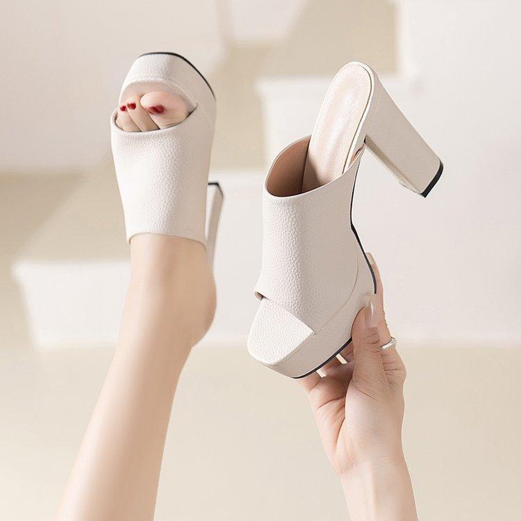 

Рыбий рот классные тапочки женские для отдыха лето новые европейские и американские модные односимвольные толстые каблуки толстая подошва высокий каблук классные тапочки женские 40 бежевый