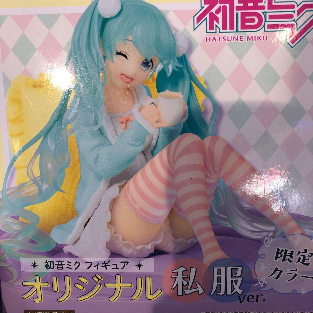 

Hatsune Miku figure original plain clothes version Sega limited color