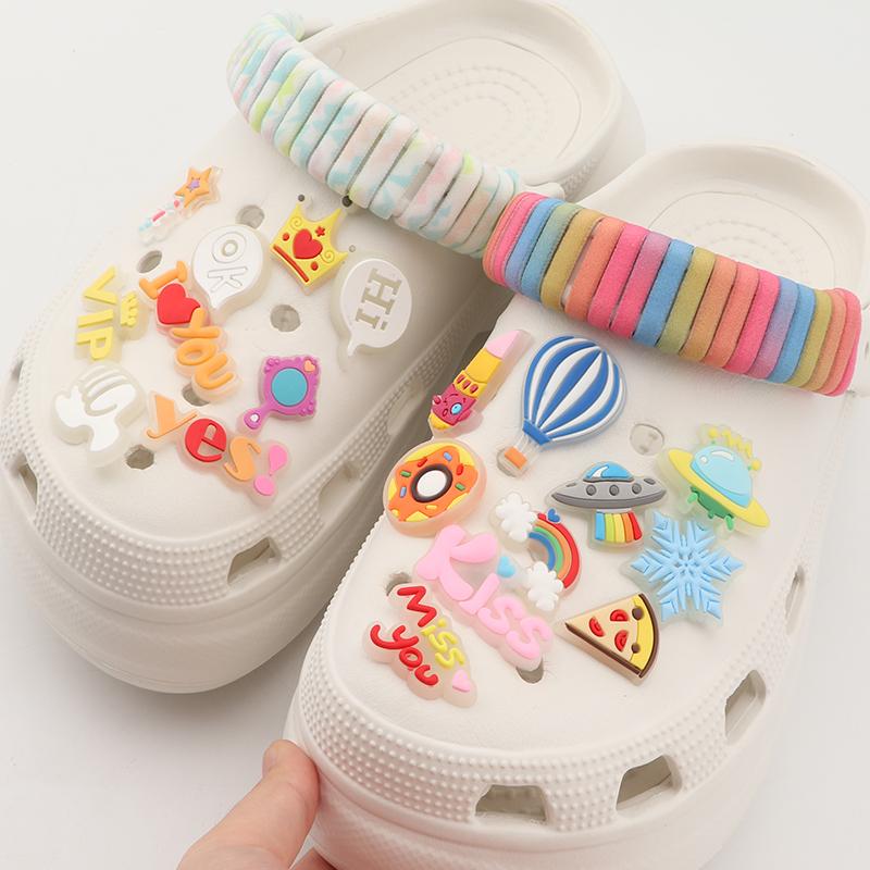 Set Nou de Accesorii Luminoase pentru Pantofi Sandale Tip Croc Decorare Pini Accesorii Pantofi DIY pentru Bărbați Femei Copii Litere Curcubeu Mâncare
