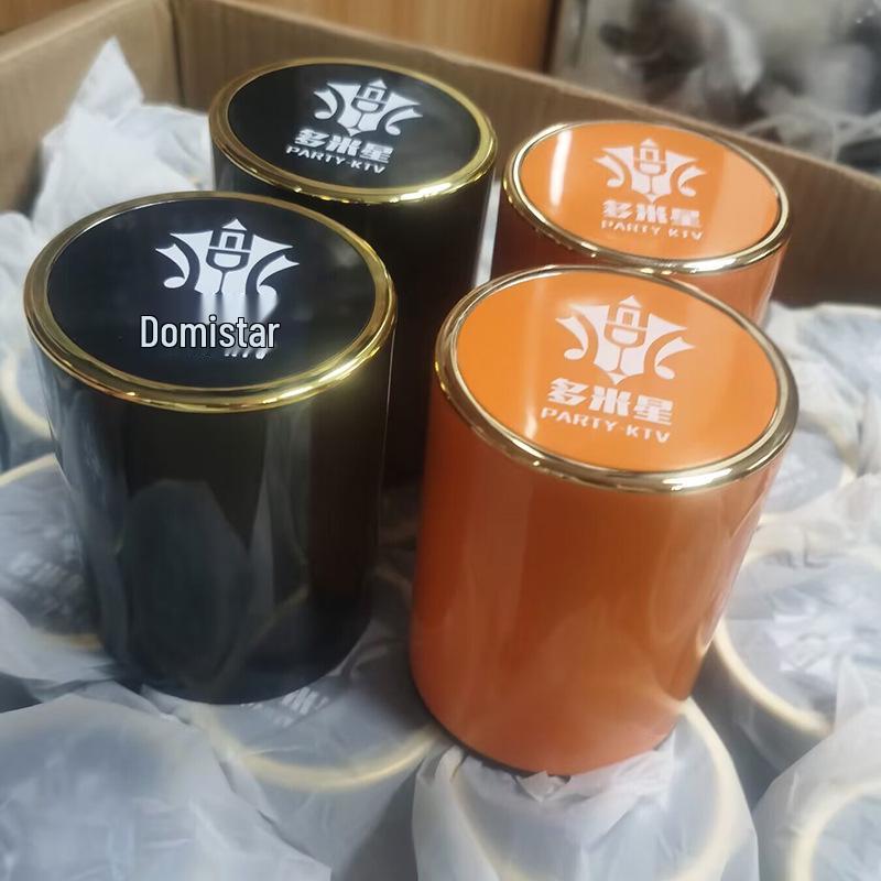 Hochwertiges personalisiertes Würfelbecher-Set: Trendiger Bar-Shaker mit bunten Würfeln, perfekt für Spiele und Wettbewerbe