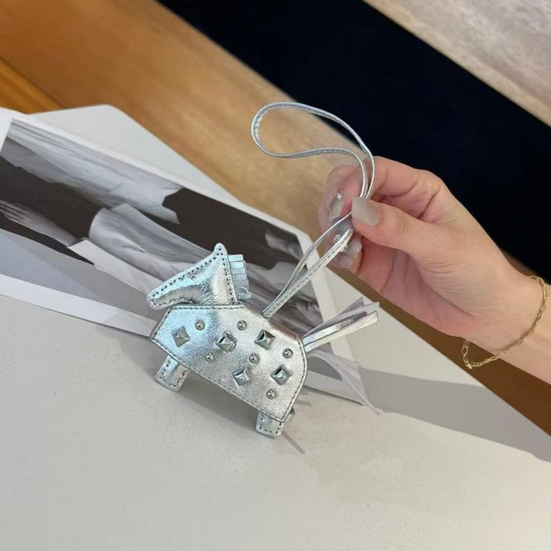 

Високоякісний ручний шкіряний броньований бойовий кінь Підвіска Модні срібні заклепки Кінська сумка Чарівність Аксесуари Автомобільна підвіска Подарунок на день народження A7