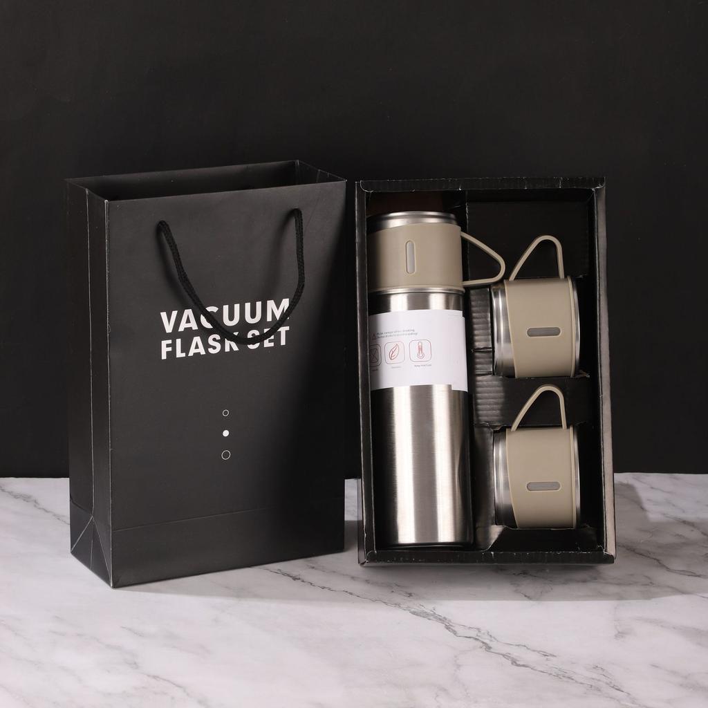 Becher aus Edelstahl 304. Hochwertiges Geschenkset. Eine tragbare 700-ml-Business-Teetasse mit drei Deckeln.