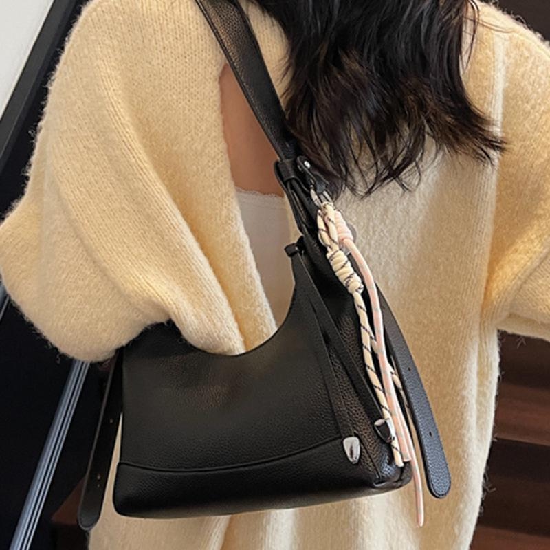 A Trendy and Simple Underarm Bag with Lychee Patterns A Casual and Stylish Crossbody Bag for Commuting To Work