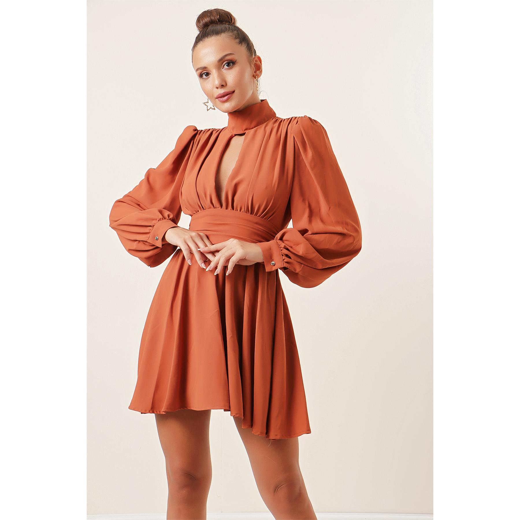 

Шифоновое платье на подкладке с окном спереди