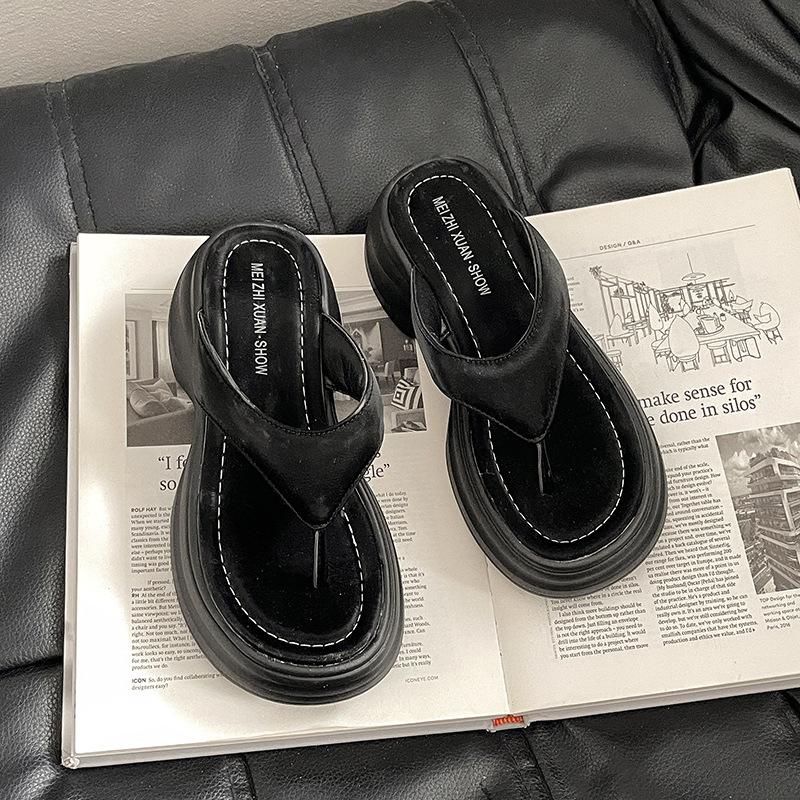 Muffin Thick-bottomed Flip-flops Women's Summer Wear 2025 New High-end Fashion Seaside Beach Pinch Foot Cool Slippers