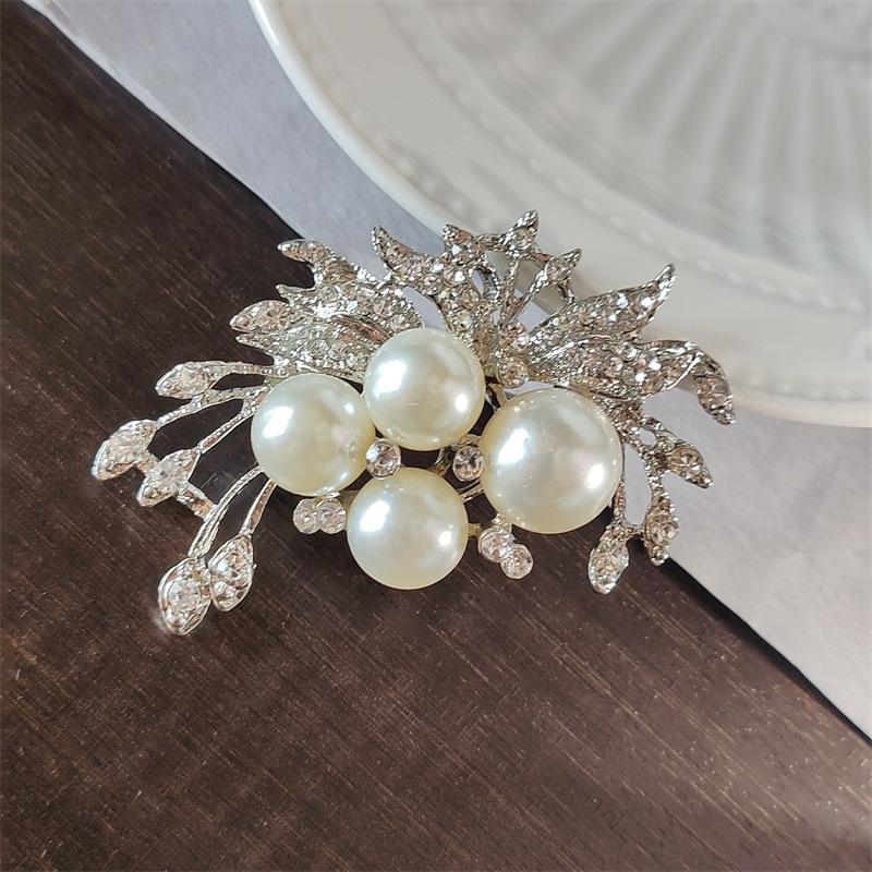 

Элегантная женская брошь в виде цветка с бриллиантами и жемчугом — роскошная, уникальная и стильная булавка