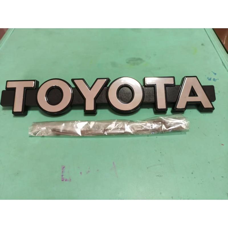 

1pc 38x6.5x1.5cm Compatible For Toyota Wildlander, RAV4, Camry, Land Cruiser, RAV4 Front Grille TOYOTA Retro Emblem 38x6.5x1.5cm срібний