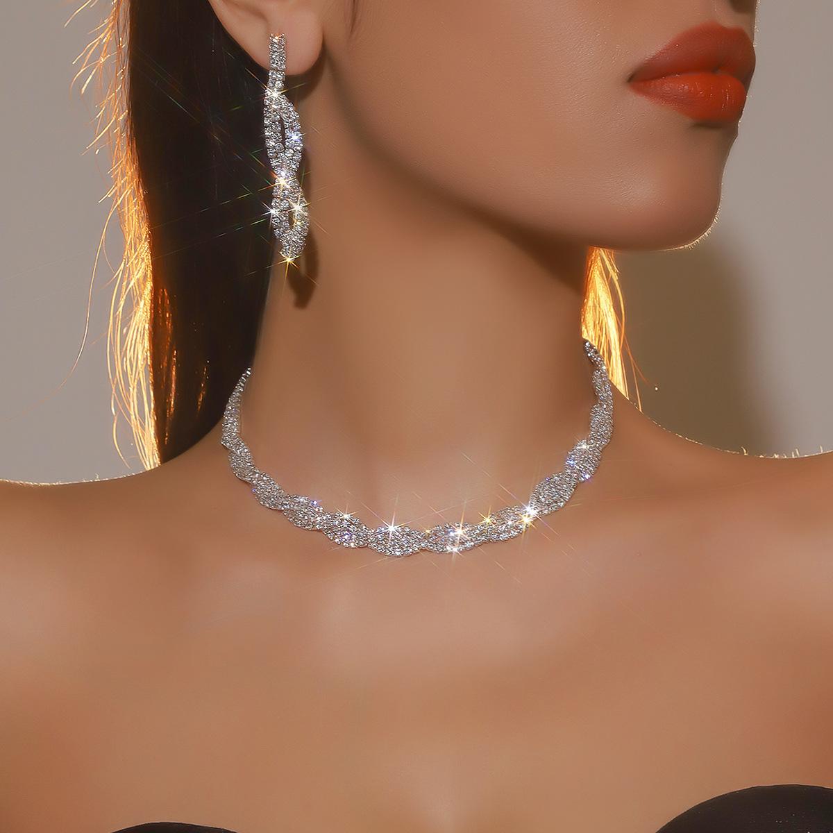 

Свадебные украшения, роскошный сверкающий бриллиантовый геометрический комплект из полых серег и колье, комплект из двух серег и колье для невесты с бриллиантами