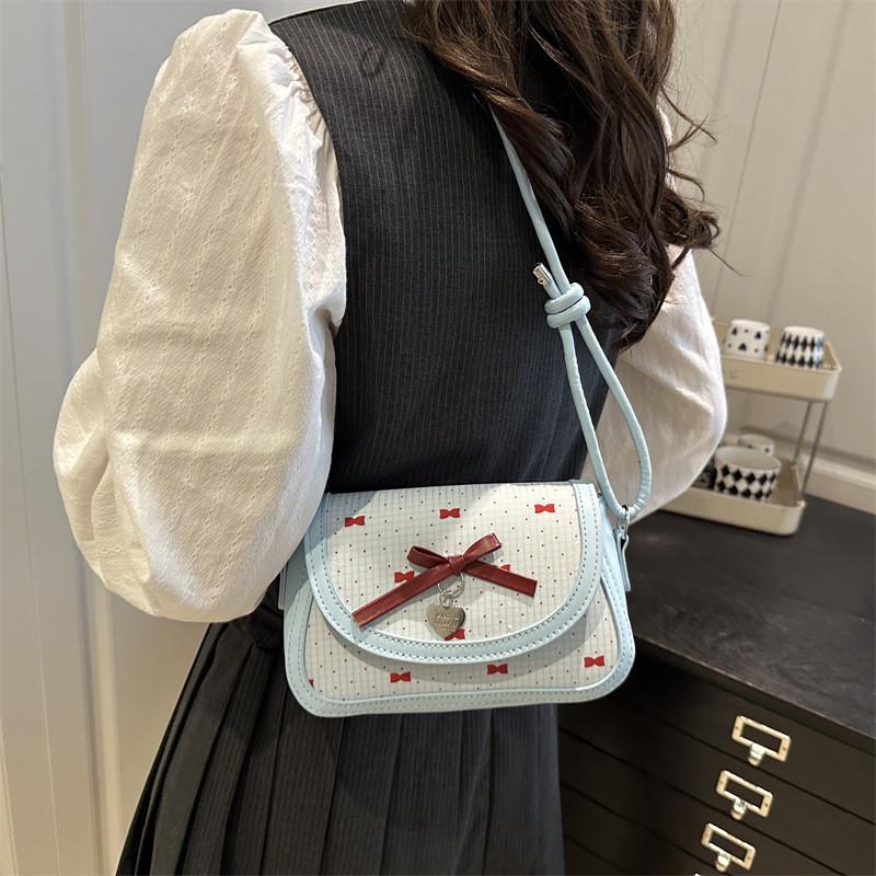 Pu Small Heartdesign Clutch Bag With Magnetic Closure For Daily Use
