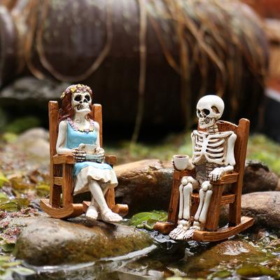 Yousheng Figurine Couple Squelette Résine Ornement Squelette Mâle et Femelle Squelette sur Chaise à Bascule Statue pour Halloween Décor Étagère de Cheminée