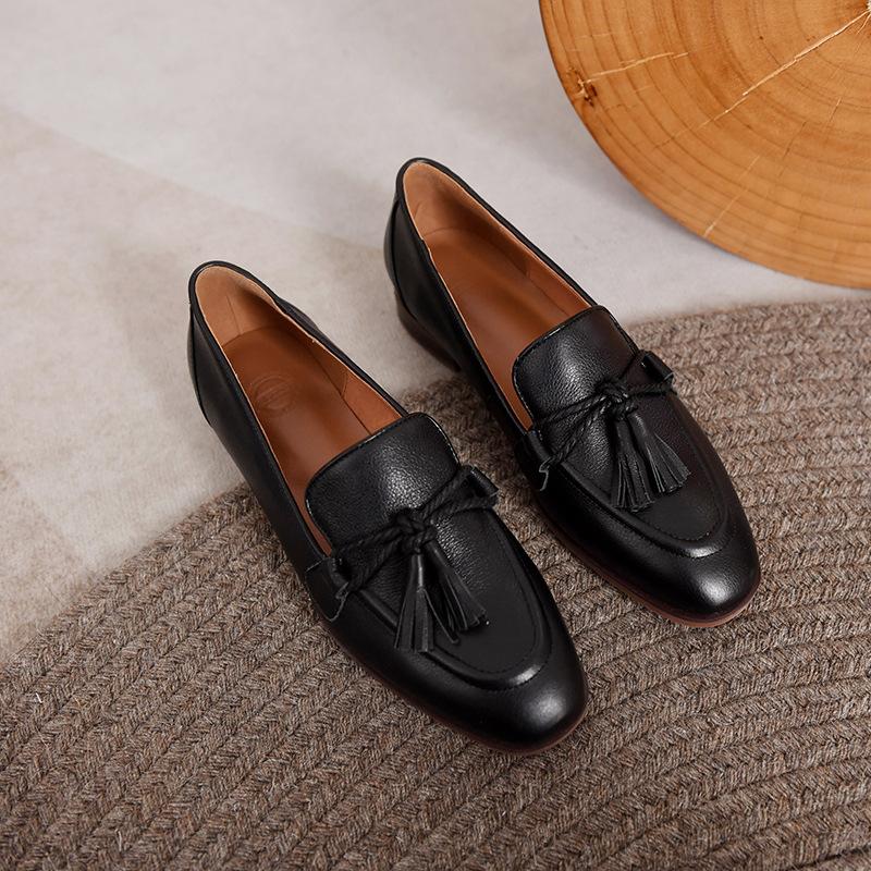 

Retro small leather shoes women s British style loafers square head fringed shallow mouth single shoes women 34 чёрный