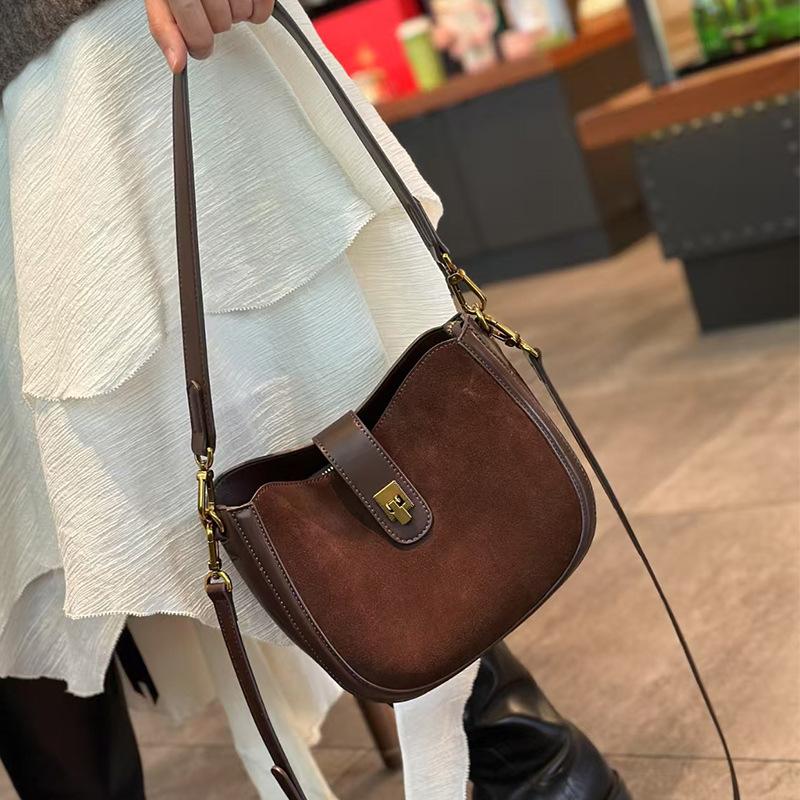 

2025 Весна/Лето Новая Сумка-седло из натуральной кожи Сумка через плечо Высококлассная 通勤 Универсальная На плечо Подмышку 21*19*9 коричневый