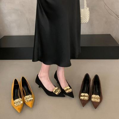 Große Größe elegante spitze Kitten-Heel Metallschnalle High Heels Damen Neu Dünner Absatz Wildleder Pendler tragen Einzelne Schuhe