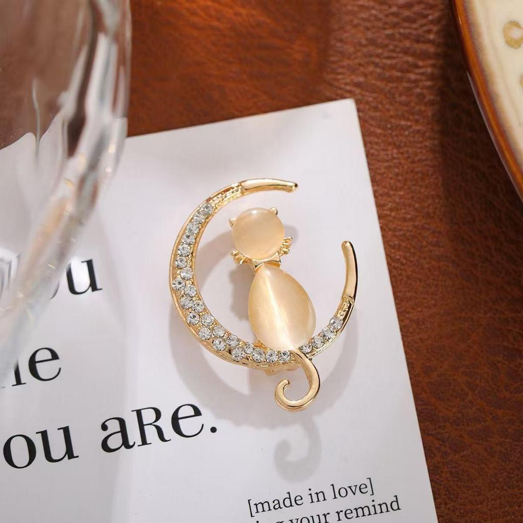 2025 Fashion Silver Moon Cat’s Eye Brooch - Women’s Niche Lapel Pin Accessory