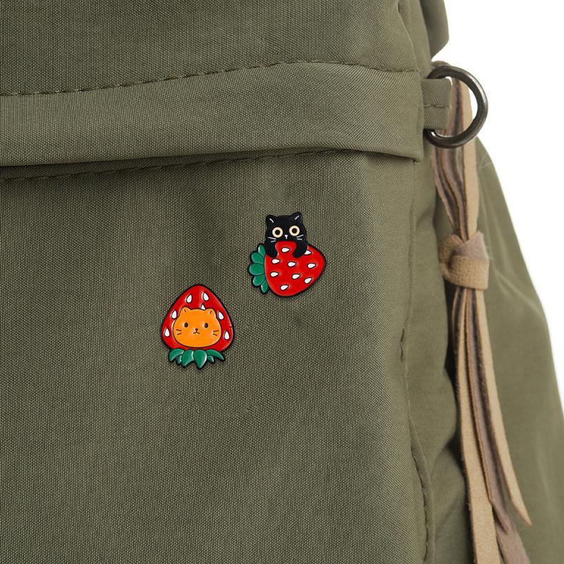 Super cute little meow cartoon badge creative fresh fruit strawberry series, black cat paint brooch accessories