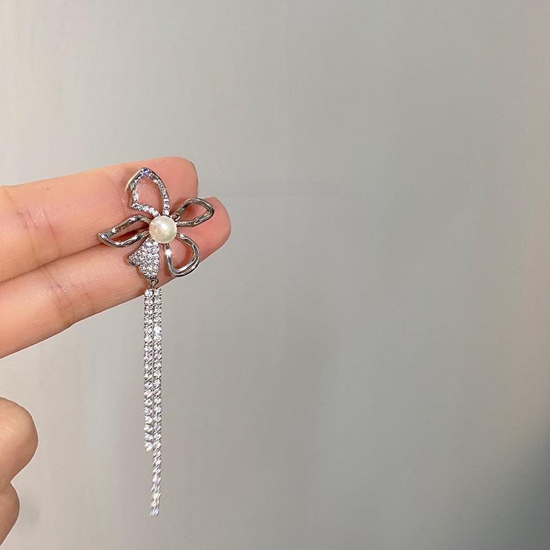 Elegante Ear Cuff Floreale con Frange e Diamanti Micro-Intarsiati (Non Forato)