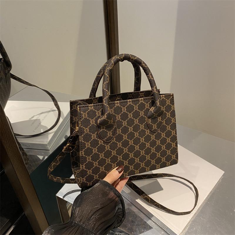 

Chic Autumn Fashionable Handheld Small Square Bag In Elegant Brown Green Red Colors кавовий