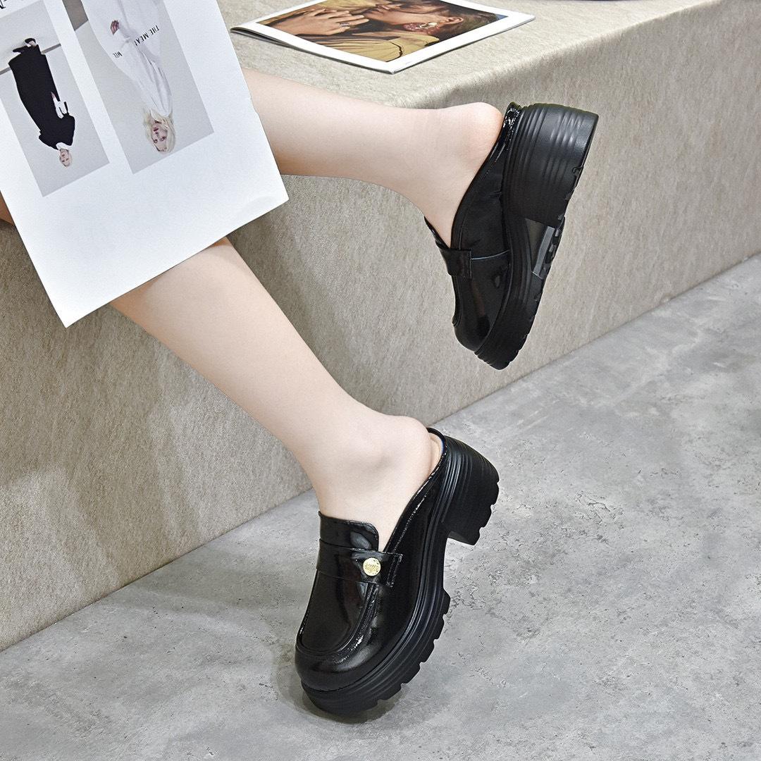 Baotou slippers for women to wear summer new thick-bottomed semi-tow cow patent leather lazy slippers 34 10889₽