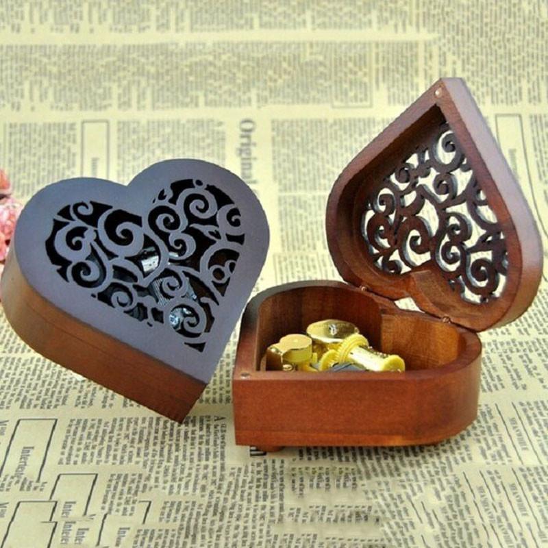 Urocza prostokątna rzeźbiona drewniana pozytywka nakręcana z melodyjnymi melodiami