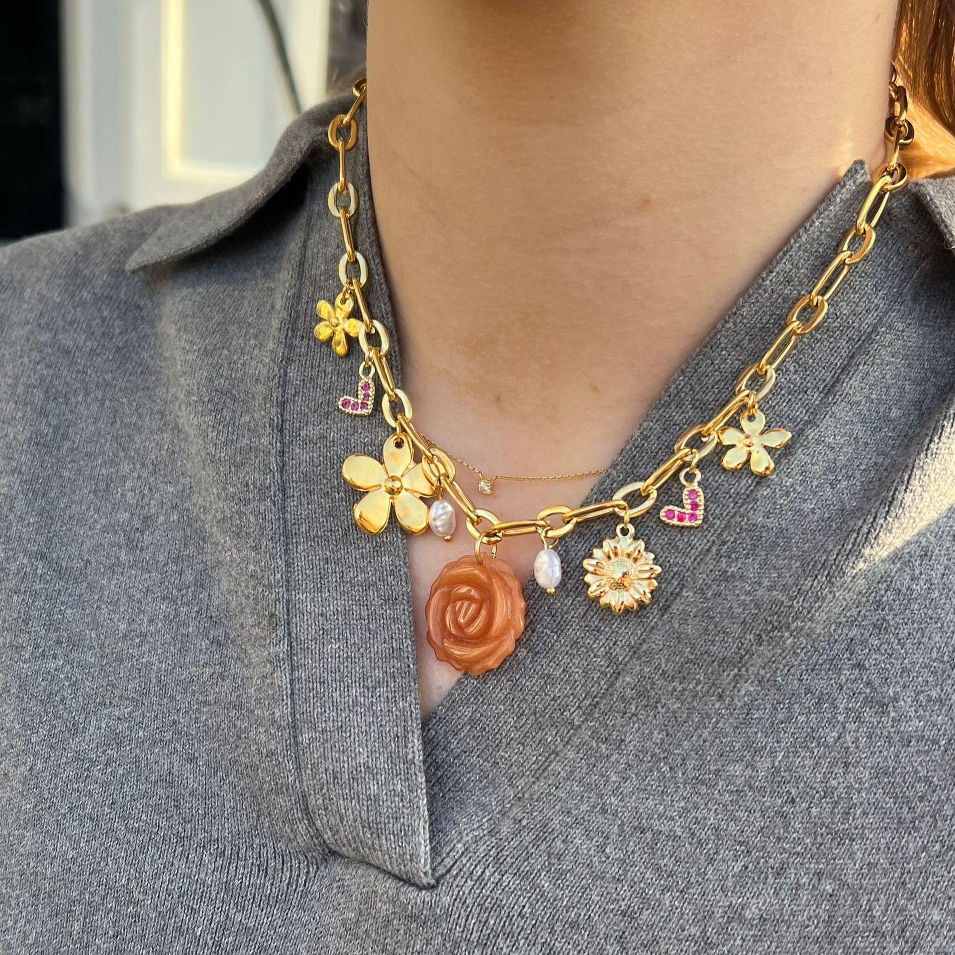

Vintage Rose Love Pendant Necklace Versatile Stainless Steel Electroplated 18K Gold Imitation Pearl Clavicle Chain Ornament