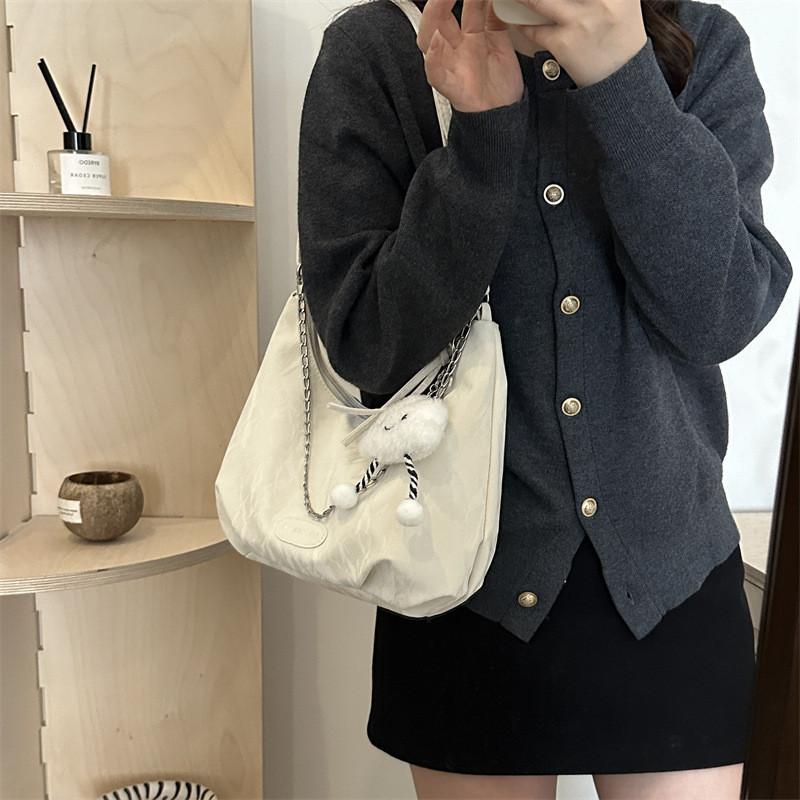 Stylish 2024 Trendy Chain Shoulder Bag For Women With Spacious Tote Design