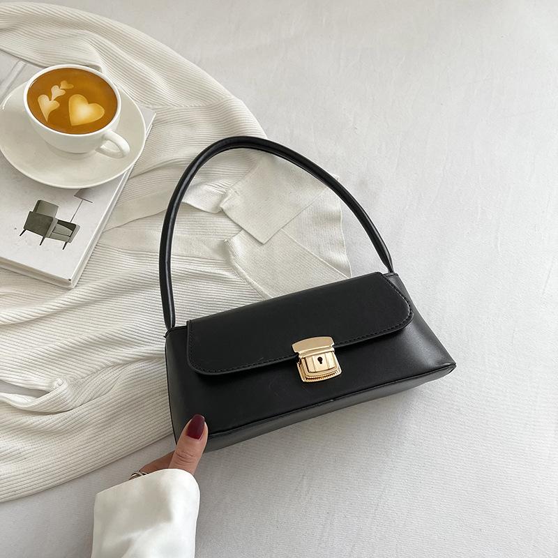 

Сумка через плечо простая модная маленькая квадратная сумка нишевая сумка иностранный стиль подмышки 2024 лето новый тренд модная сумка чёрный