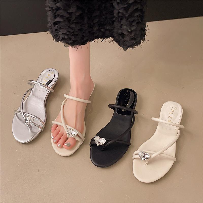 Basutės su pirštų skirtukais moterims vasarai 2025 naujos fėjų stiliaus žemu kulnu vėsios šlepetės moterims sijonui plokščiapadės su pirštų skirtukais