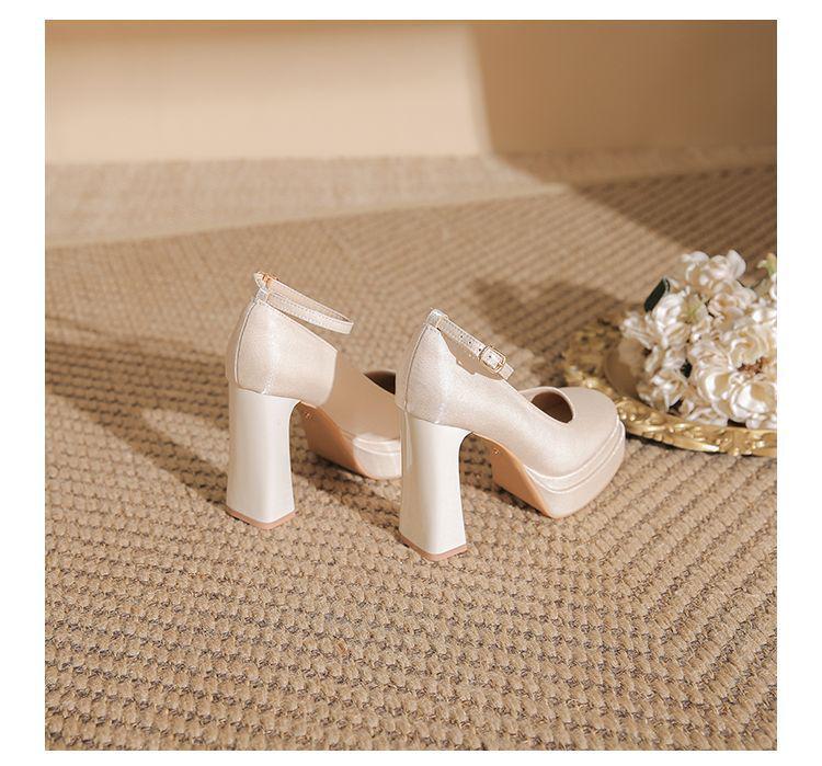 Bílé saténové platformové svatební lodičky ve stylu Mary Jane s kulatou špičkou a robustním podpatkem pro ženy, pohodlné svatební boty.