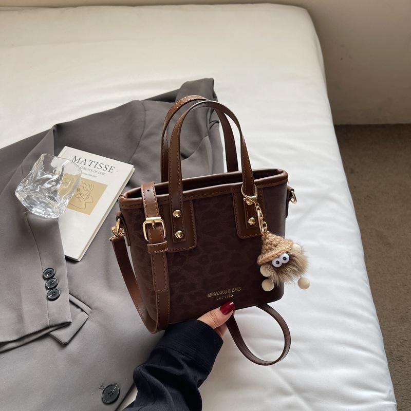 

Нишевый дизайн портативная сумка-тоут женская новая простая сумка на плечо модная контрастная сумка-мессенджер для通勤 темно-коричневого