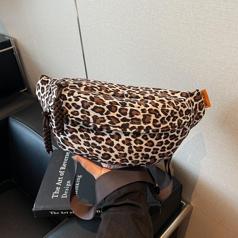 

Новая маленькая сумка с леопардовым принтом, женская, осенне-зимняя, модная, ретро сумка-мессенджер, нишевый дизайн, универсальная нагрудная сумка бежевый