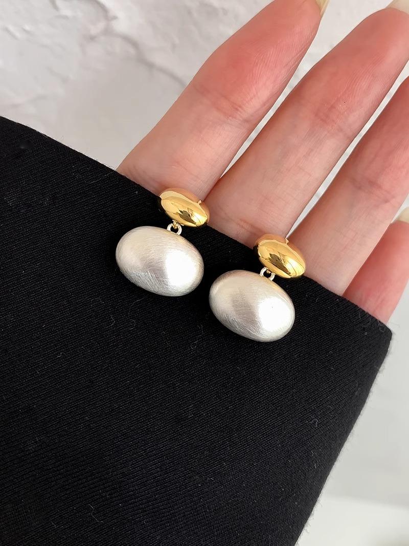 Silver needle European and American niche design metal brushed oval ball contrasting color earrings cold wind temperament stud earrings women