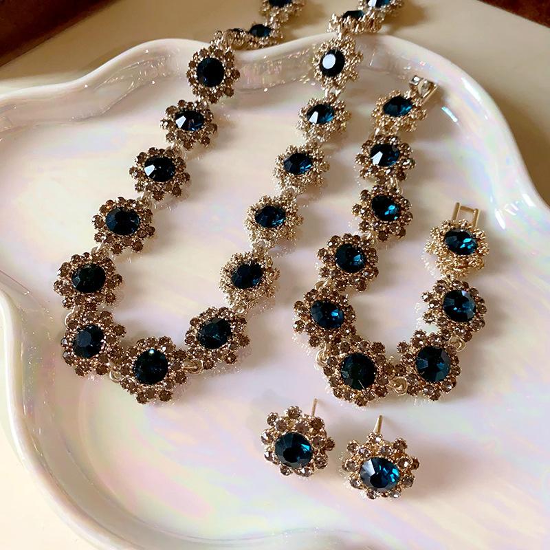 A Diamond-Encrusted Floral Necklace Paired With A Stylish Retro Clavicle Chain Is Suitable For Everyday Wear, Parties, And Various Other Occasions.