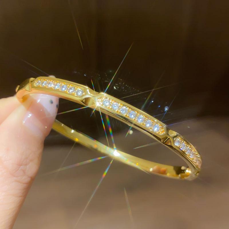 Trendy Geometric Clasp Bracelet with Japanese and Korean Cubic Zirconia - Retro Cool Style, Light Luxury Hand Chain Jewelry.