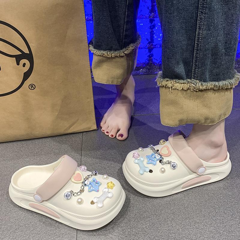 Odnímatelné silné dírkované boty pro léto pro ženy nové domácí protiskluzové zvyšující plážové kreslené chladné pantofle pro venkovní nošení