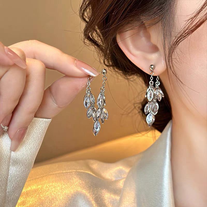 Silver zircon fringed earclips, holeless high-end mosquito coil disc earrings, temperament studs, niche unique earrings.