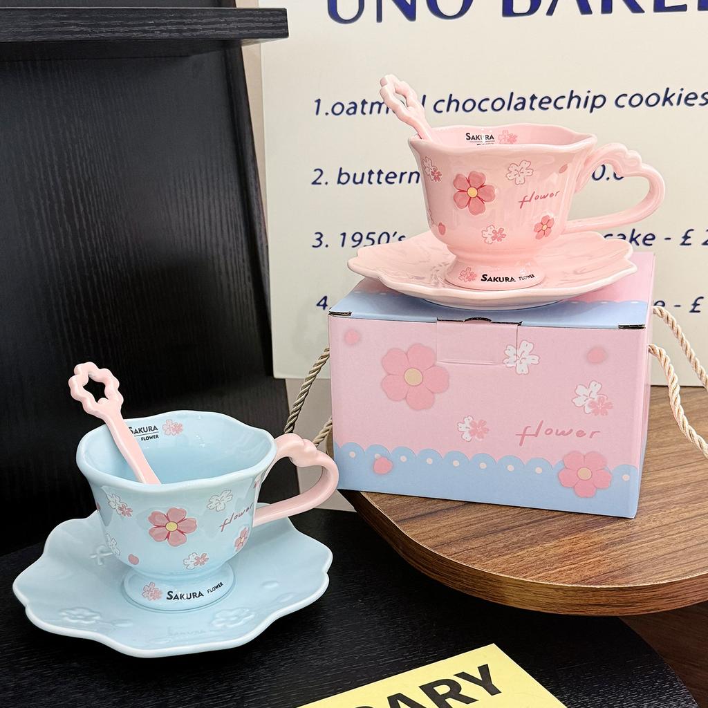 Kreatives Keramik-Kaffeebecher- und Untertassen-Set Büro Nachmittagstee Tasse und Untertasse Mädchenherz Kirschblüten Geprägte Tasse und Untertasse Souvenir