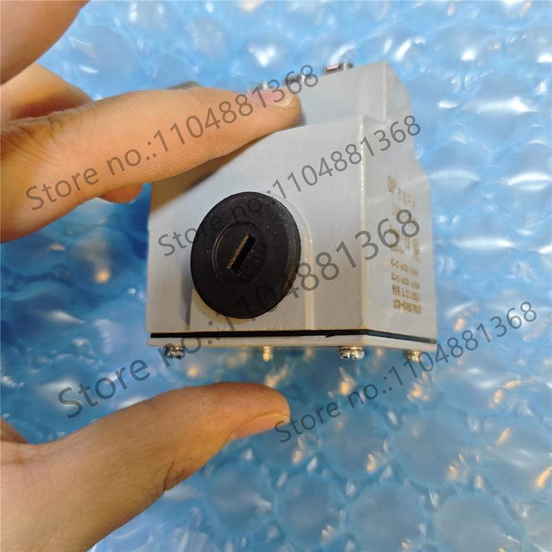 1pcs SN06R12-502-M SN06D12-502-M SN05R12-502-M SN05D12-502-M double contact combination limit travel switch