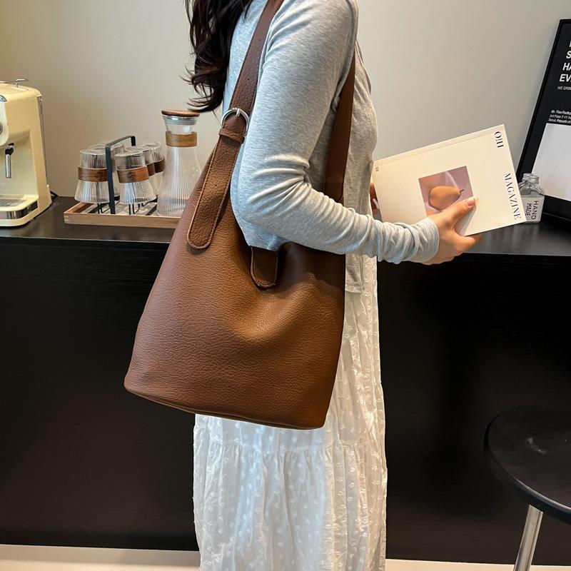 Large capacity casual messenger bag women's summer new fashion simple shoulder bag commuter bucket bag