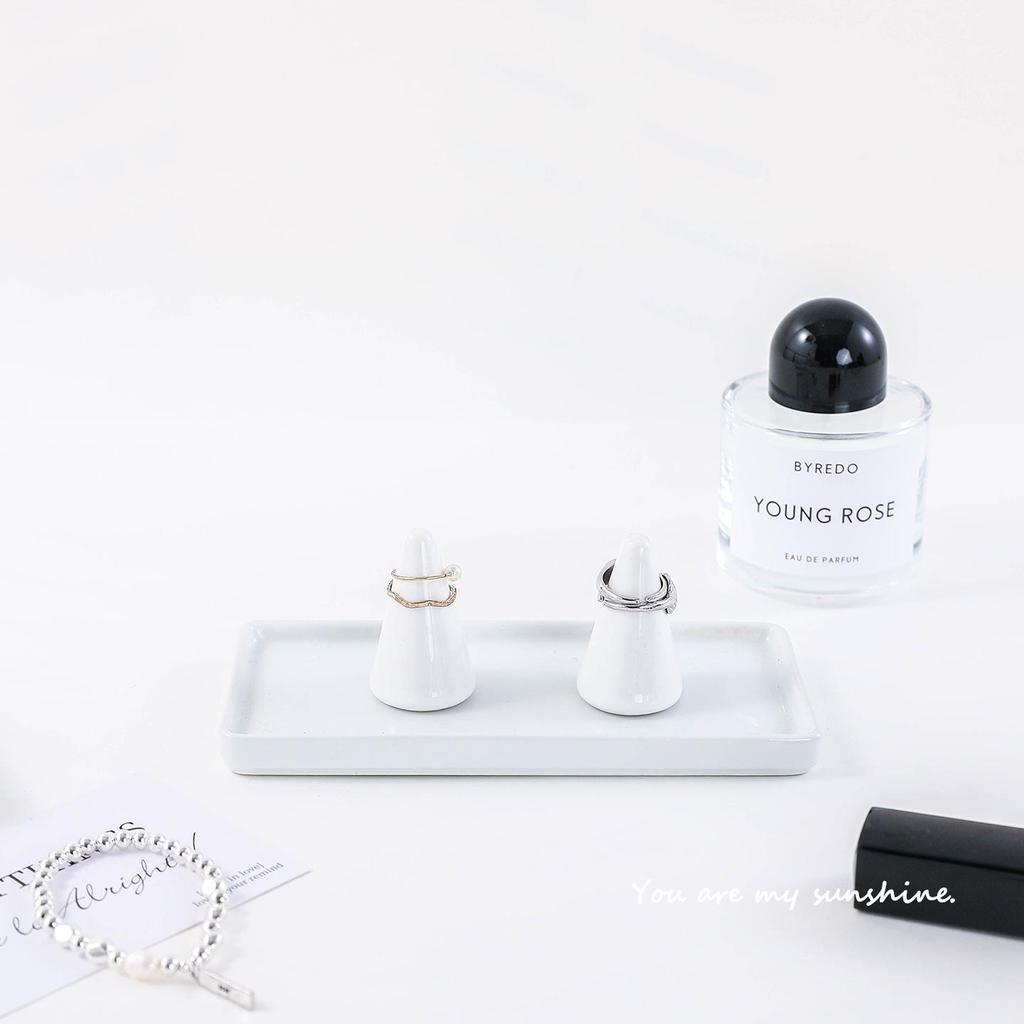 Japanischer einfarbiger Keramik-Ringehalter - Weißer Porzellankegel für die Präsentation von Ringen und Ohrringen