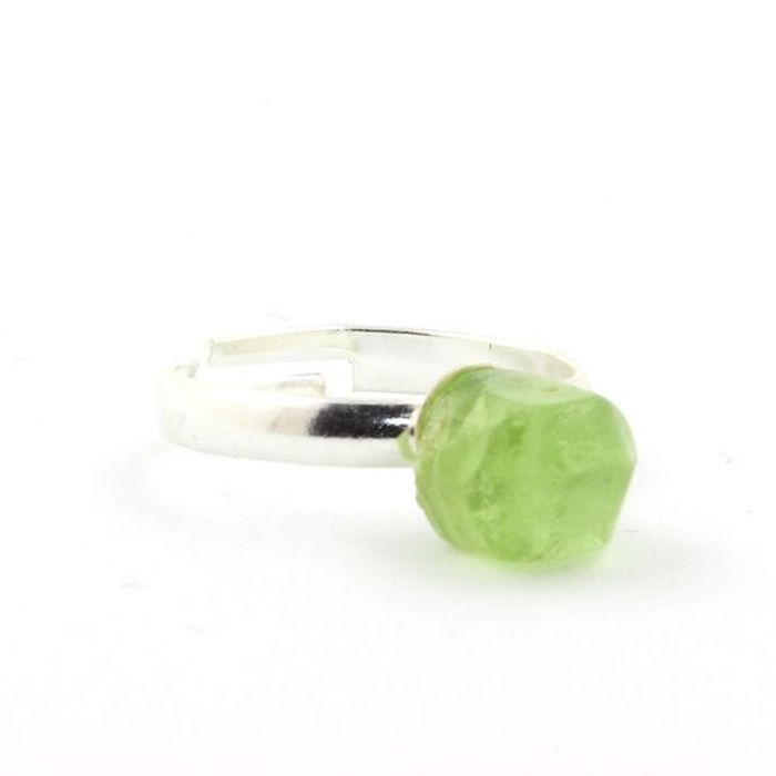 Pierres et Minéraux. Bague Peridot brut plaqué argent. 11.88 ct. Taille réglable.