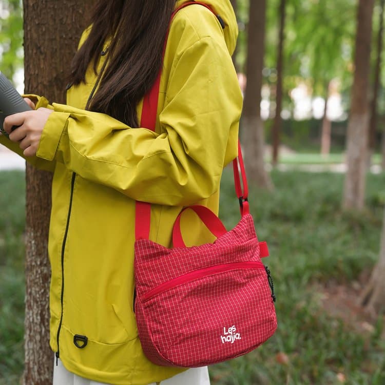 Lightweight Waterproof Nylon Messenger Bag for Women красный