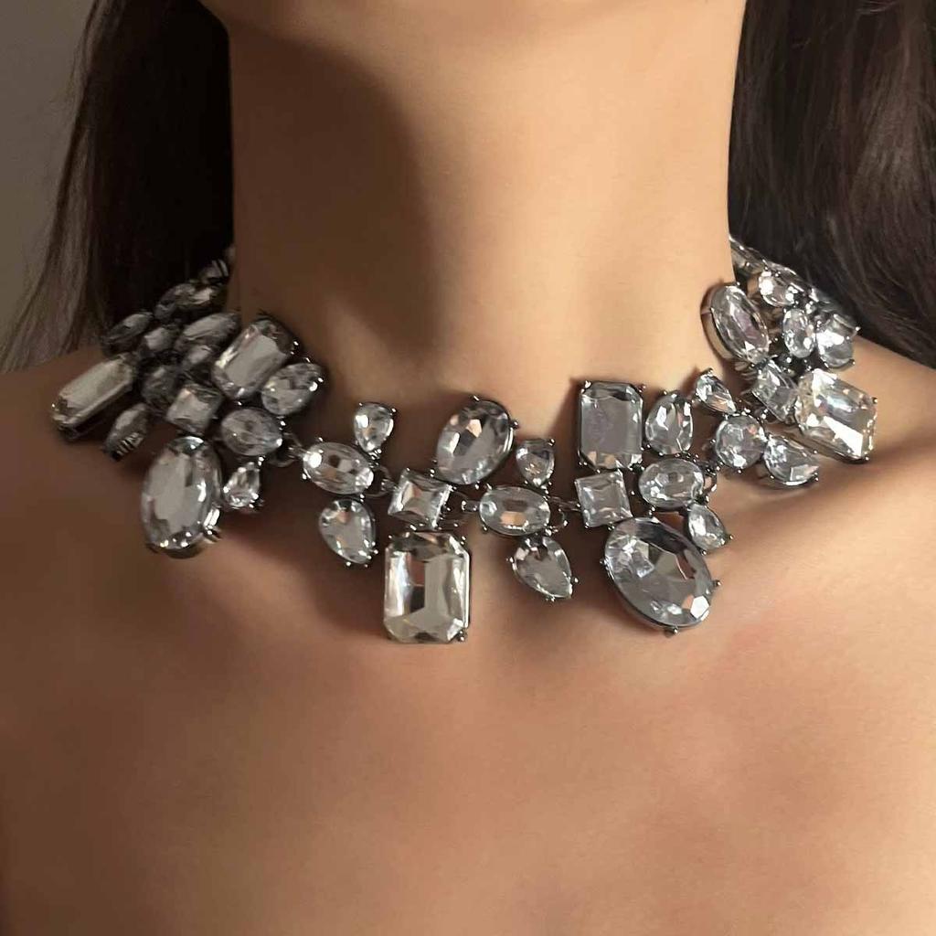 Unregelmäßige geometrische Strass-Halskette übertriebene Persönlichkeit Luxus Kristall vielseitig Bankett Damen